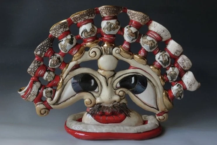 Skuja Braden. Šmakovkas gaisma. Latgales svečturis. 2020. Porcelāns, glazūras, lustras. Autoru īpašums. Foto: Melisa D. Breidena.